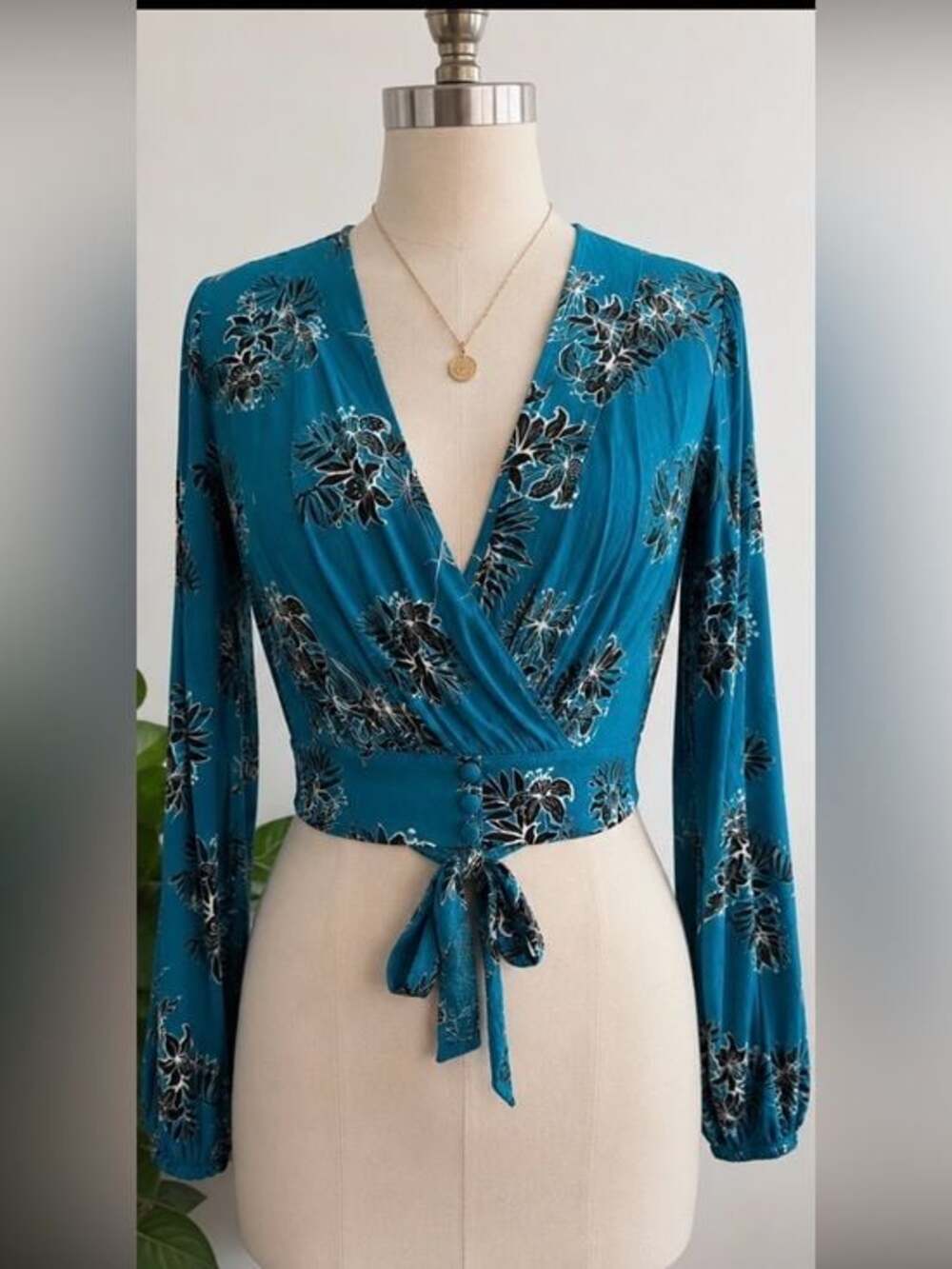 Express Women’s XS Blue Floral Wrap Crop Top Open Back Long Sleeve